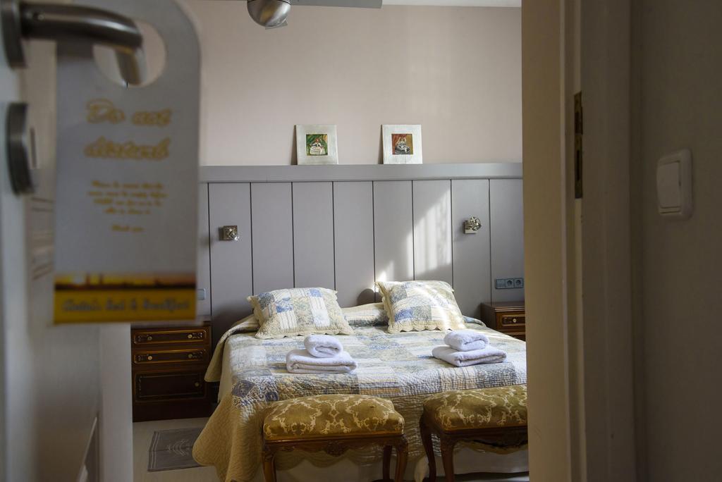 Anita'S Bed And Breakfast Барселона Екстериор снимка